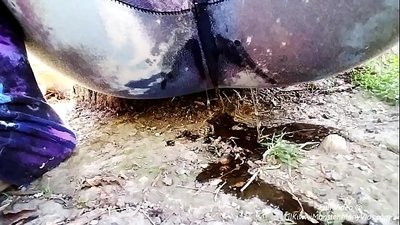 Ссаць на вуліцы! Прыходзьце паглядзець, як LilKiwwiMonster намачыла трусікі і папісала ў бруд!