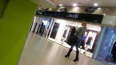 Крутая кураня ў супермаркеце.